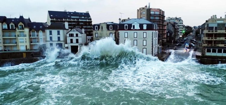 Cảnh tượng nhiều du khách so sánh như “ngày tận thế” khi thủy triều dâng cao ở Saint Malo, Pháp. Ảnh: langweiledich.