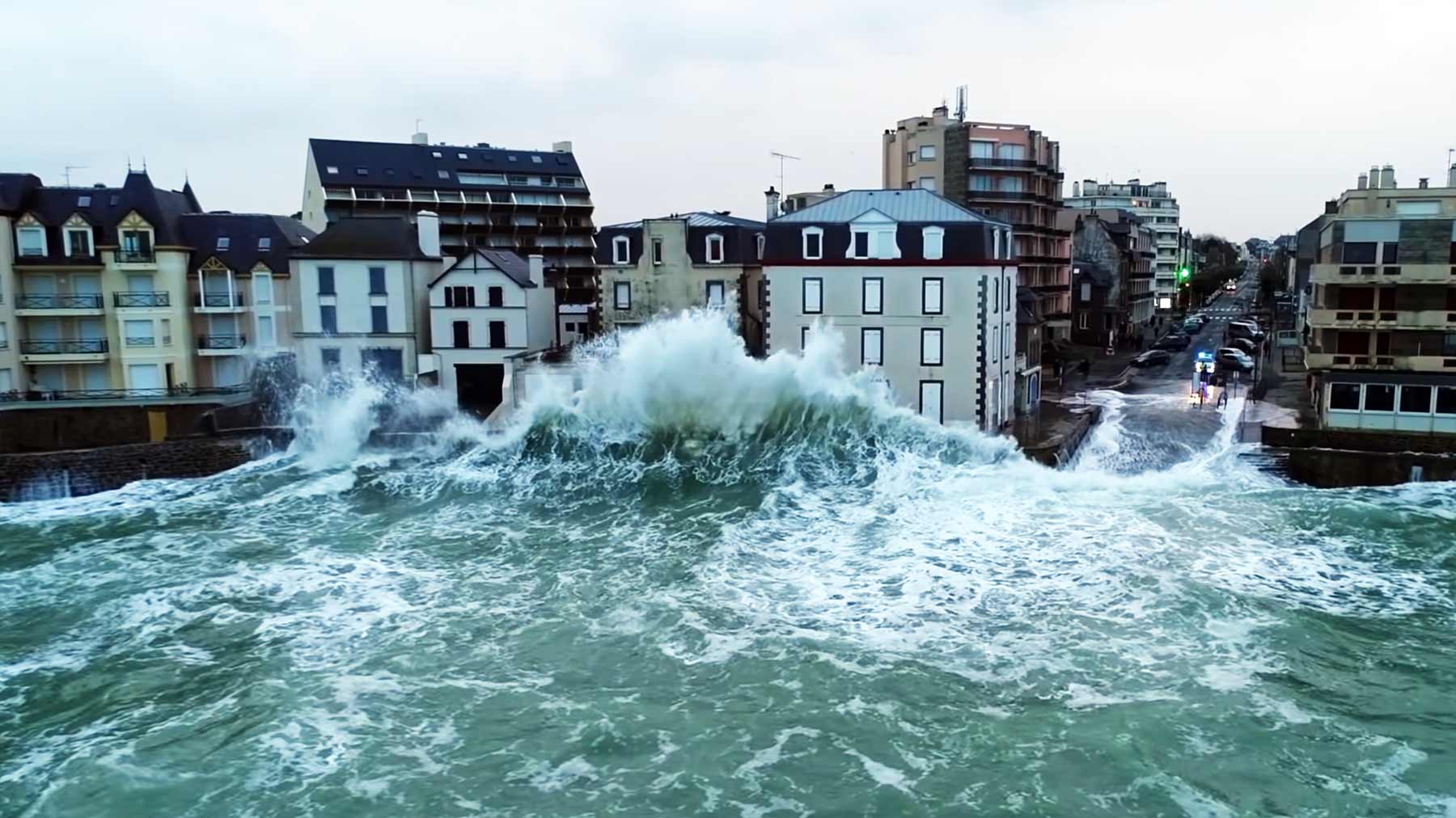Cảnh tượng nhiều du khách so sánh như “ngày tận thế” khi thủy triều dâng cao ở Saint Malo, Pháp. Ảnh: langweiledich.