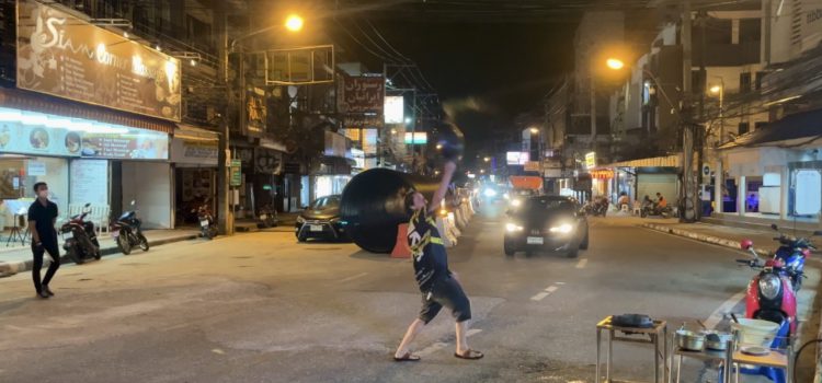 Món rau xào bay qua đường ở Pattaya