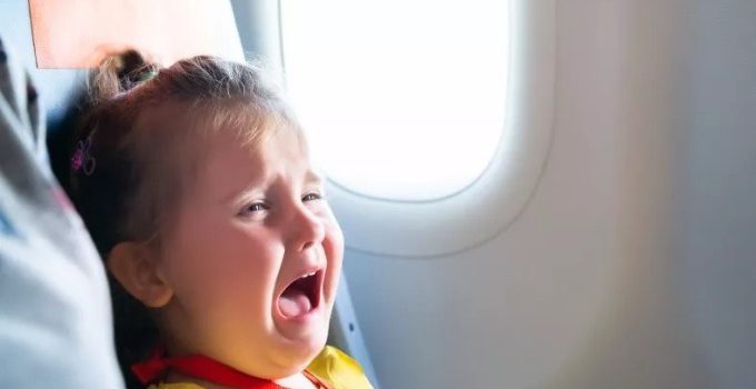 Trẻ em la hét trên máy bay là khiến không ít hành khách mệt mỏi... Ảnh minh họa: ANDREYPOPOV / ISTOCK
