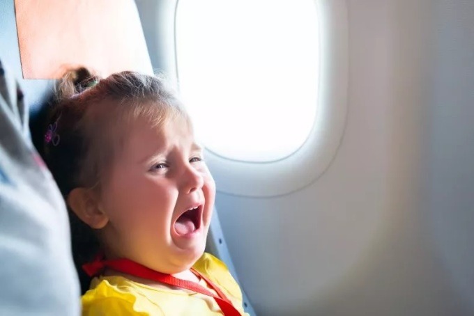 Trẻ em la hét trên máy bay là khiến không ít hành khách mệt mỏi... Ảnh minh họa: ANDREYPOPOV / ISTOCK