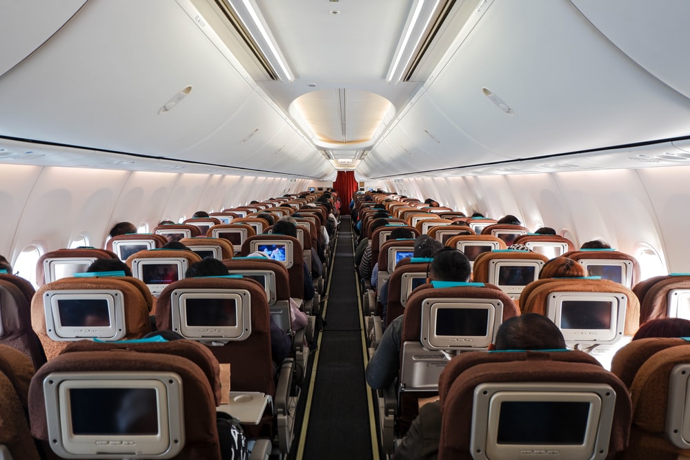 Các hãng bay sẽ không bao giờ dồn quá nhiều hành khách ngồi ở một khu vực trên cabin. Ảnh: Unsplash