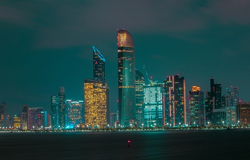 Thành phố Abu Dhabi lung linh ánh đèn khi về đêm. Ảnh: Kevin JD/Unsplash.