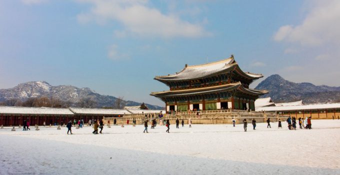 Cung điện Gyeongbokgung, điểm đến nên trải nghiệm khi du lịch Hàn Quốc mùa đông. Ảnh: Freepik