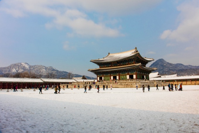 Cung điện Gyeongbokgung, điểm đến nên trải nghiệm khi du lịch Hàn Quốc mùa đông. Ảnh: Freepik