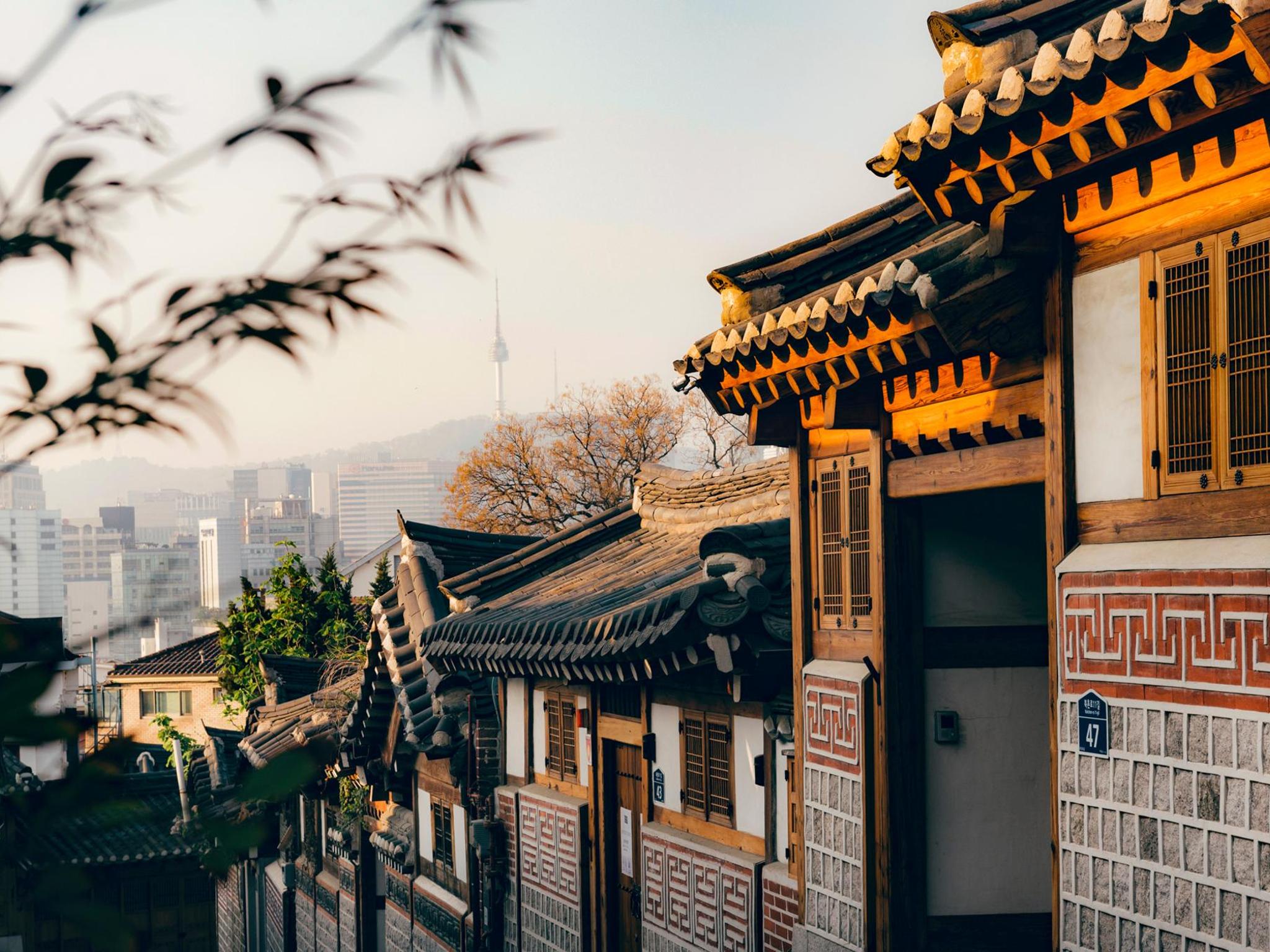 Những mái nhà Hanok giữa lòng Seoul hiện đại luôn là vẻ đẹp hoàn hảo khách du lịch Hàn Quốc chờ mong... - Ảnh minh họa: Booking.com