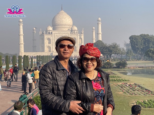 Khách du lịch chụp hình tại điểm tham quan Đền Taj Mahal