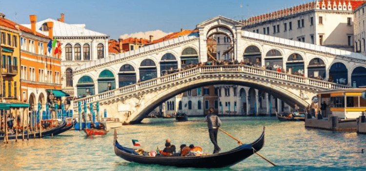 Du lịch Ý – Trải nghiệm sang chảnh trên những con thuyền gỗ ở Venice 