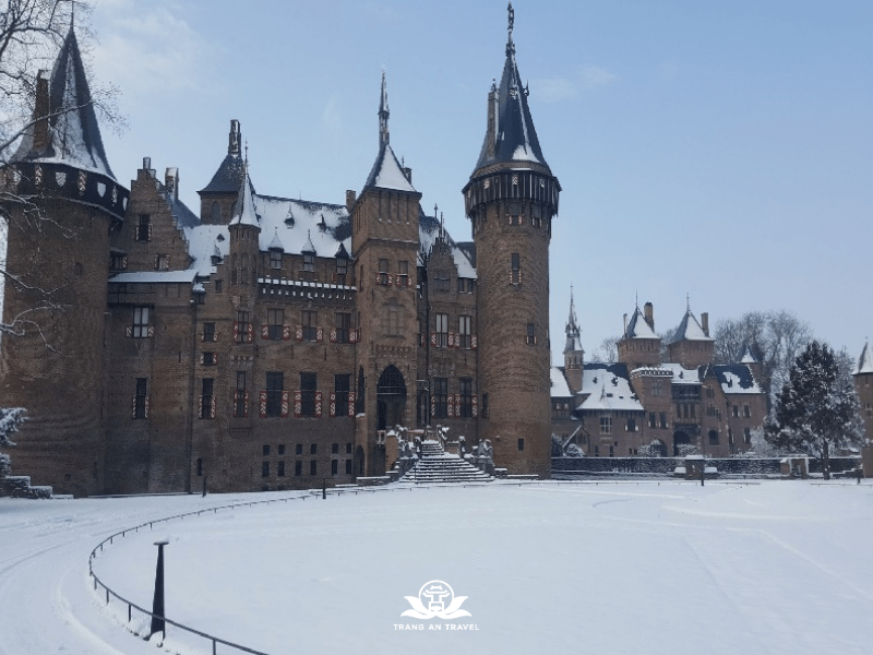 Lâu đài Kasteel De Haar phủ đầy tuyết trắng