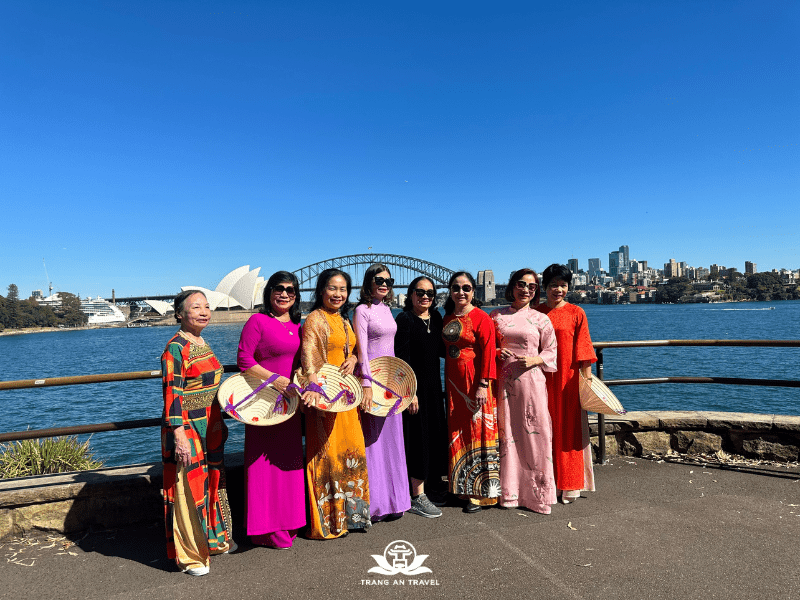 Đoàn khách Tràng An Travel chụp ảnh lưu niệm tại Sydney