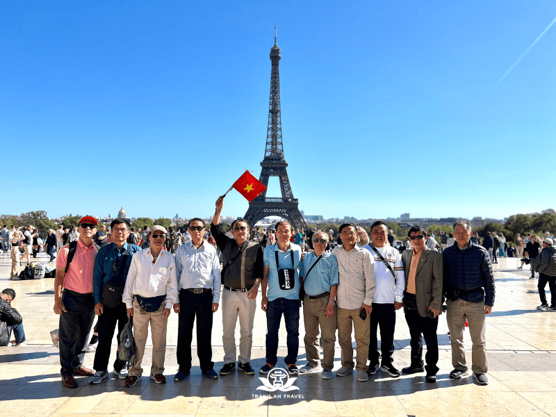 Du khách Tràng An Travel check in tháp Eiffel